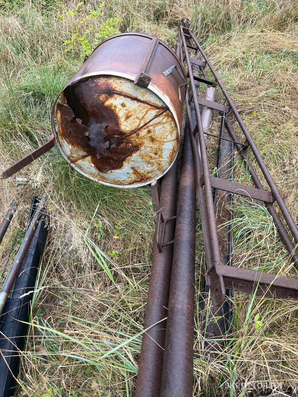 Skrotad järnkran och rördelar